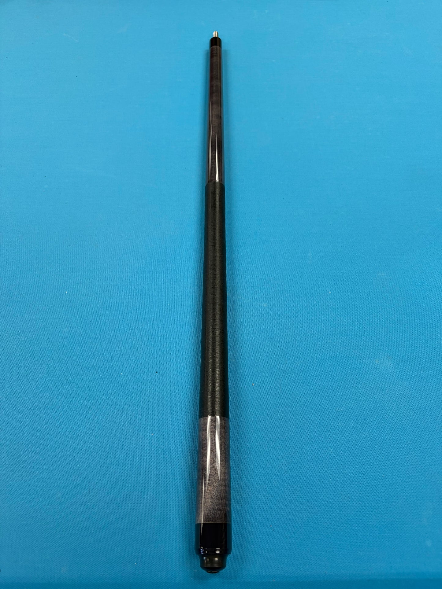 McDermott Pool Cue Titanium Grey Black Linen Wrap
