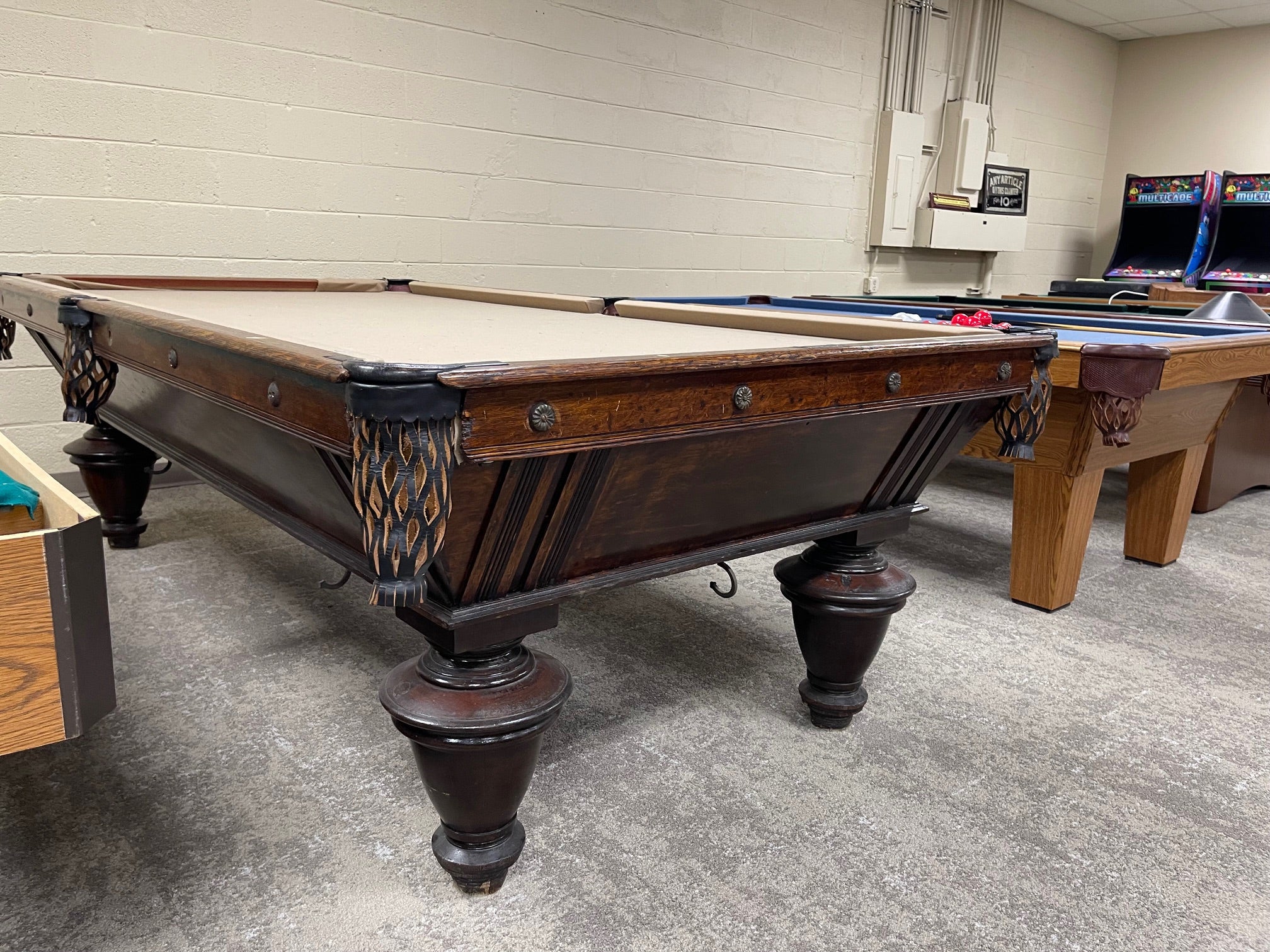 Pre Owned 9' Brunswick Narragansett Pool Table - view 2