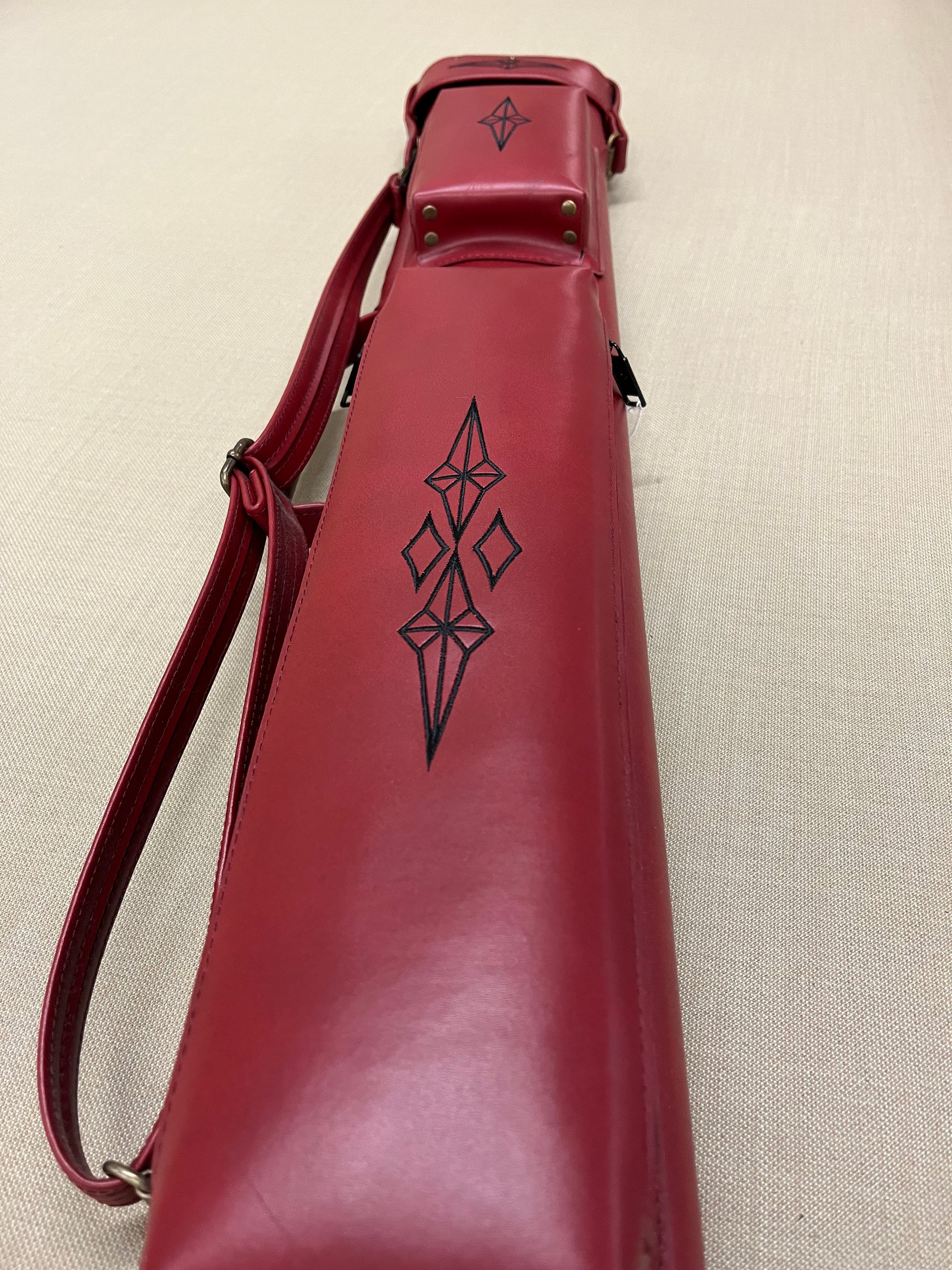 J&J Vincitore Genuine Leather Cue Case Red with Black Star 2x4 - view 2