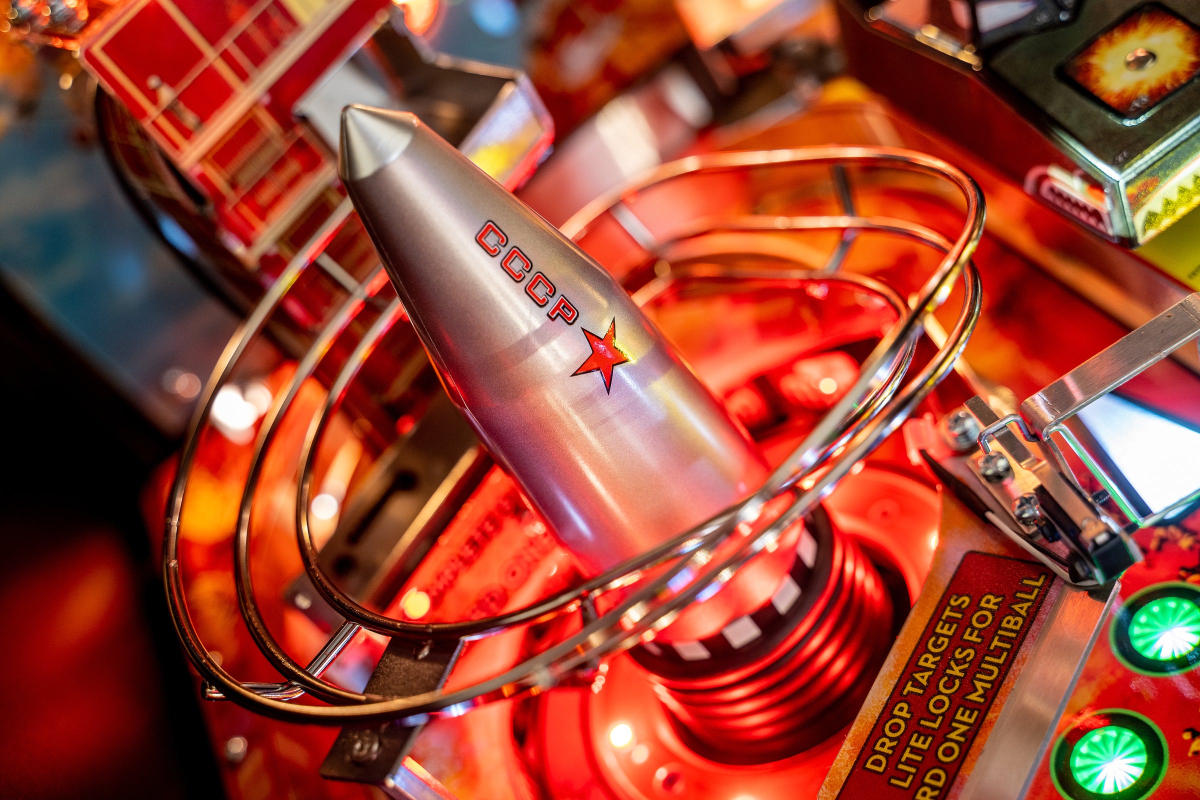 James Bond 007 Premium Stern Pinball - view 12
