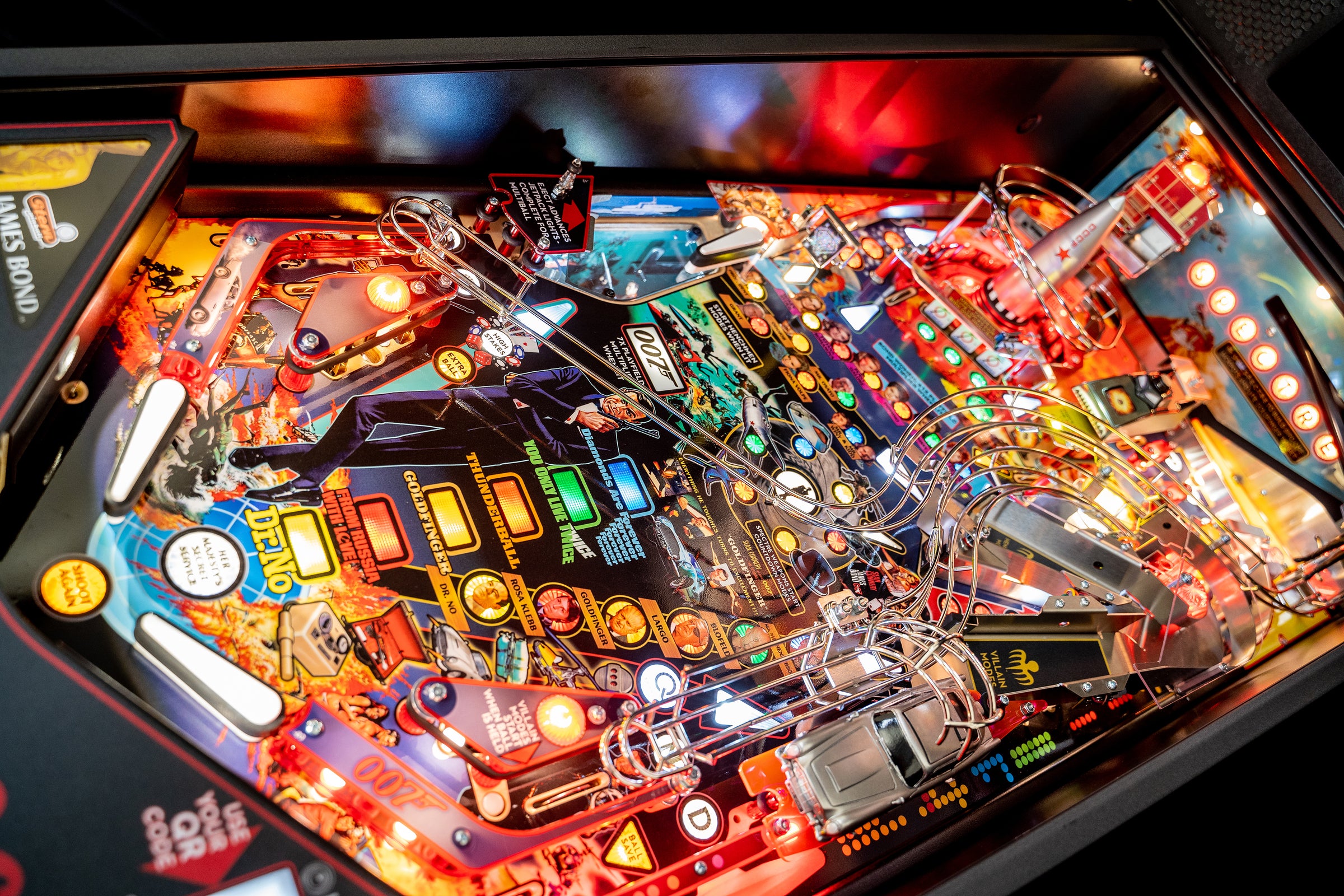 James Bond 007 Premium Stern Pinball - view 34
